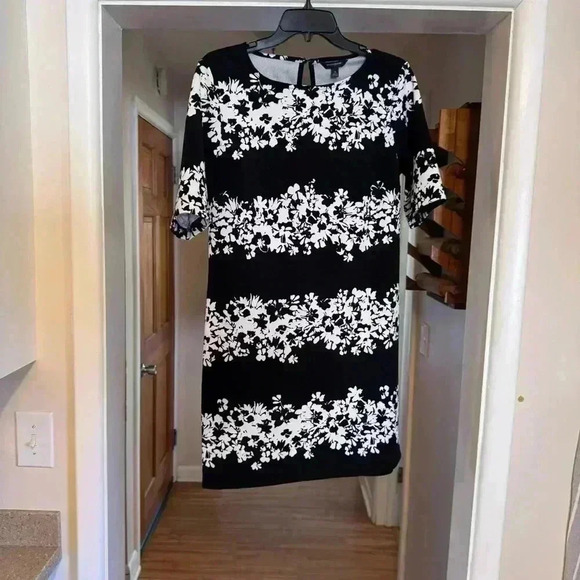 Banana Republic Dresses & Skirts - BANANA REPUBLIC Black White Floral Pattern Shift Dress Short Sleeve Size 4